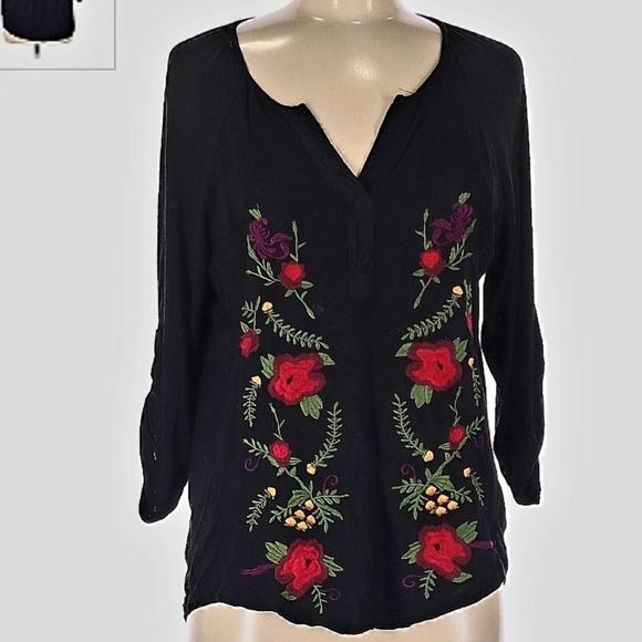 Cupio Black Floral Embroidered Top Rolltab Sleeves Women's Medium M Soft Comfort - Picture 1 of 7